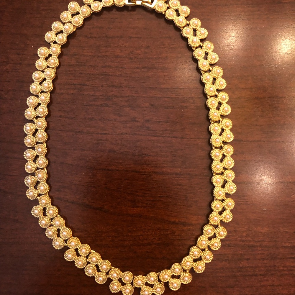 Very Pretty Gold and Faux Pearl Necklace